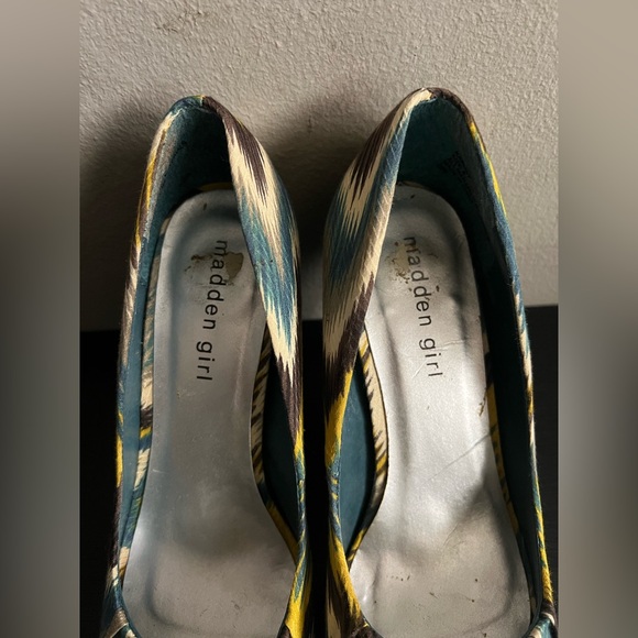Women’s Madden Girl Kaboby platform peep toe pumps multicolored ikat fabric sz 6 - Picture 5 of 6